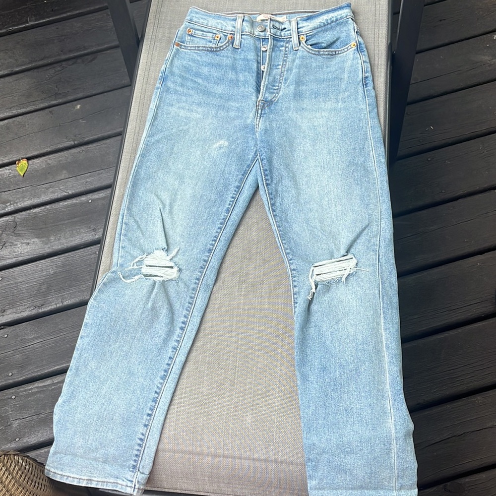 Levi’s Wedgie Straight Light Wash Distressed - Picture 3 of 5